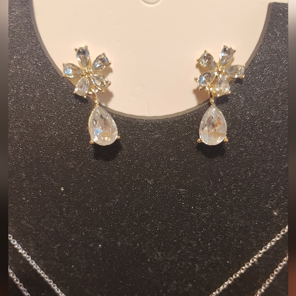 Touchstone Swarovski Layered Necklace With Flower Leaf Earrings - Picture 2 of 3